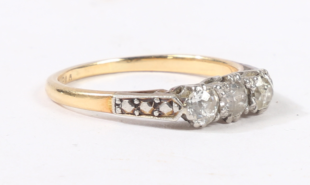 AN 18 CARAT GOLD, PLATINUM AND DIAMOND RING. - Bild 5 aus 5