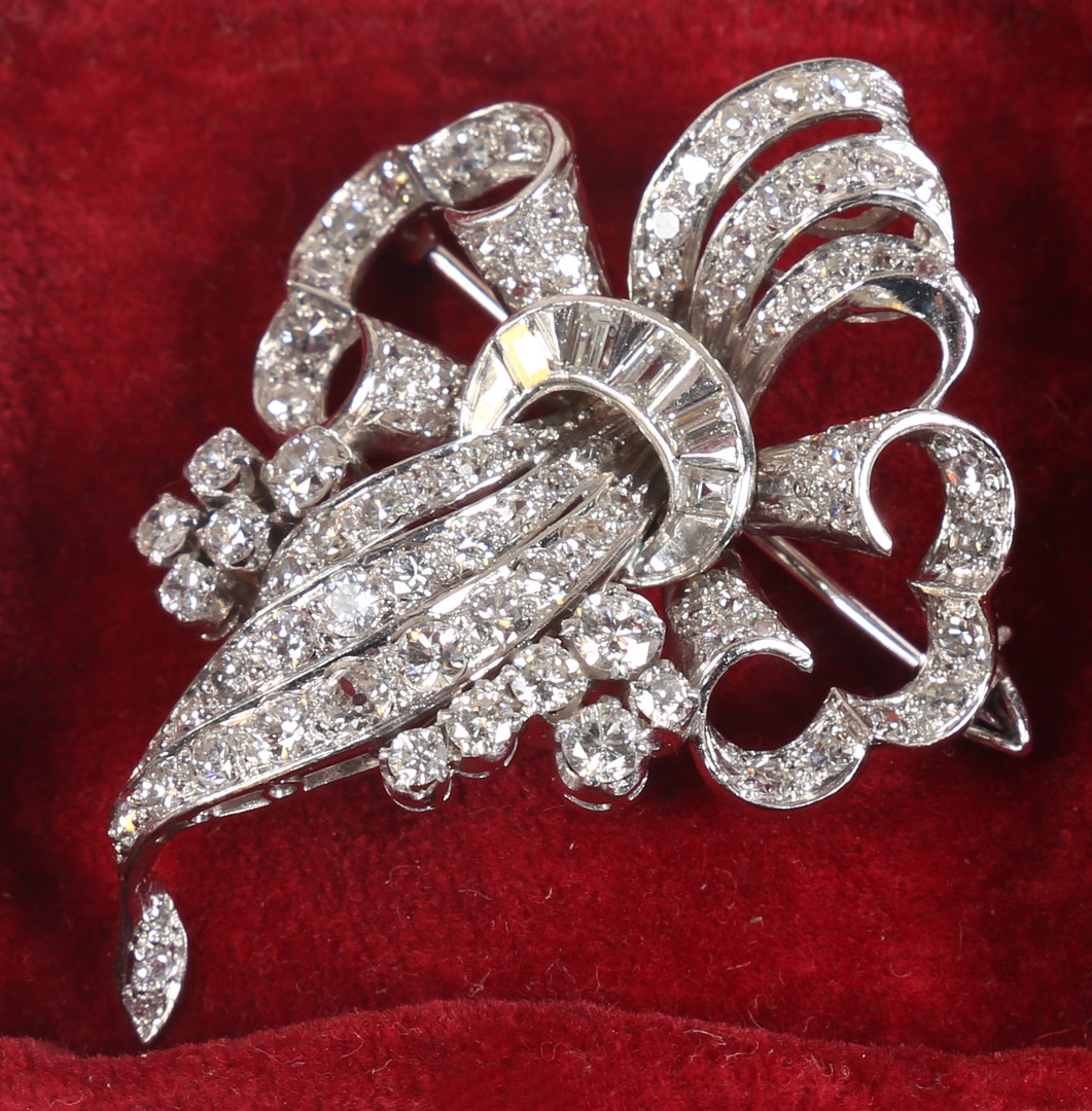 A WHITE METAL AND DIAMOND BROOCH. - Bild 3 aus 6