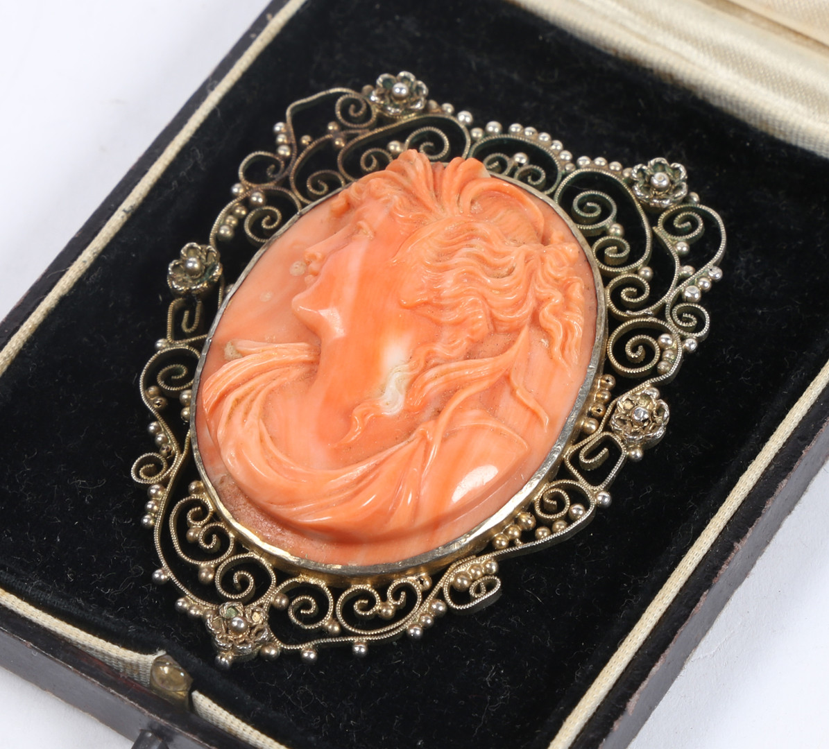 A SILVER GILT CORAL CAMEO BROOCH. - Bild 6 aus 6