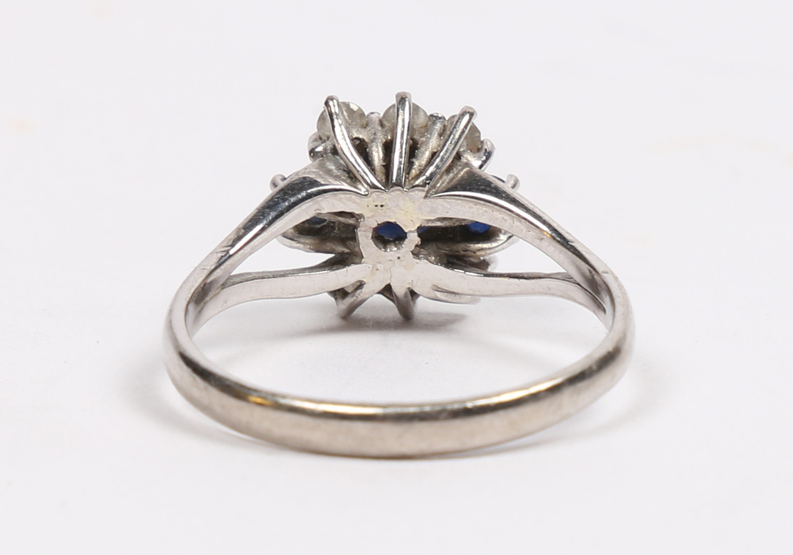 AN 18 CARAT WHITE GOLD SAPPHIRE AND DIAMOND RING. - Image 4 of 6