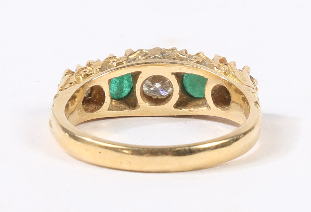 AN 18 CARAT GOLD, EMERALD AND DIAMOND RING. - Image 4 of 5
