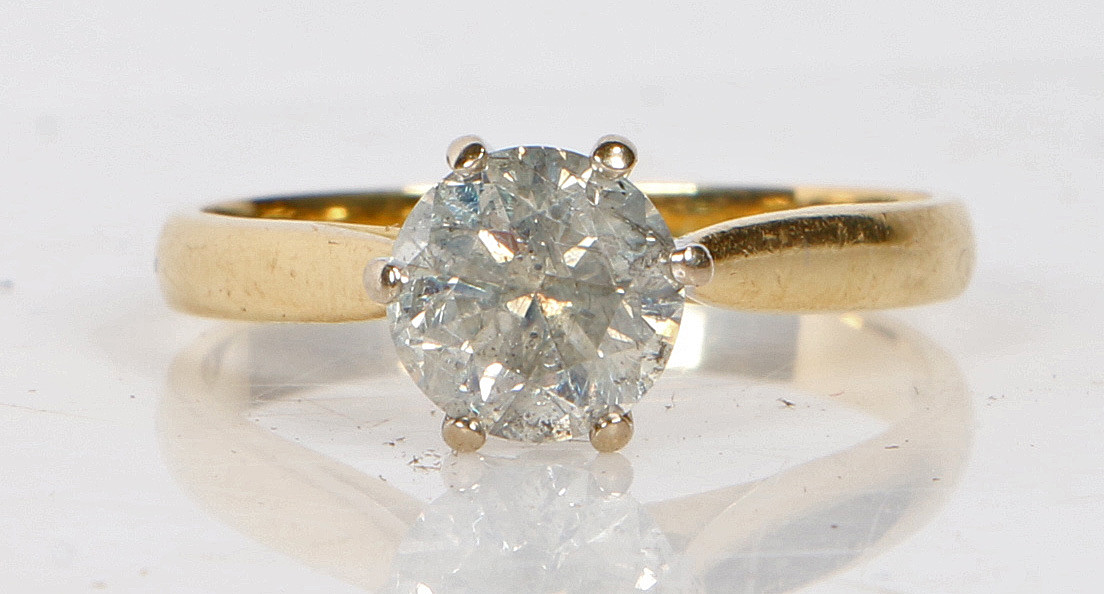 AN 18 CARAT GOLD DIAMOND SOLITAIRE RING.