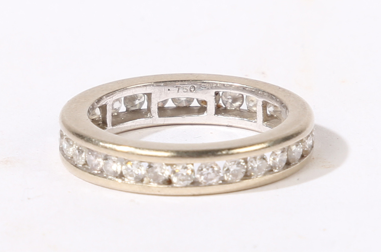 AN 18 CARAT WHITE GOLD AND DIAMOND FULL ETERNITY RING. - Bild 2 aus 4