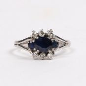 AN 18 CARAT WHITE GOLD SAPPHIRE AND DIAMOND RING.