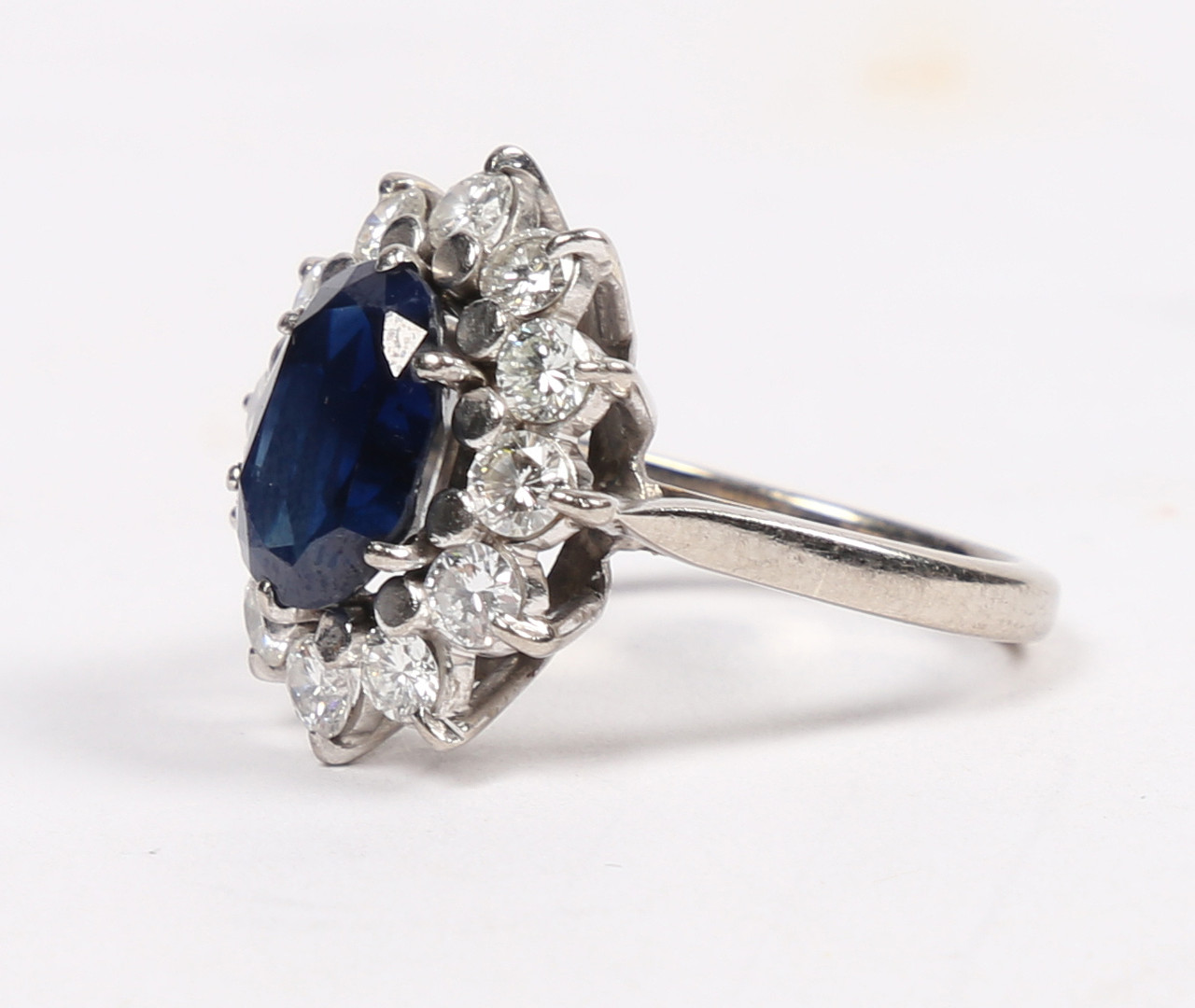 AN 18 CARAT WHITE GOLD, SAPPHIRE AND DIAMOND CLUSTER RING. - Image 2 of 4
