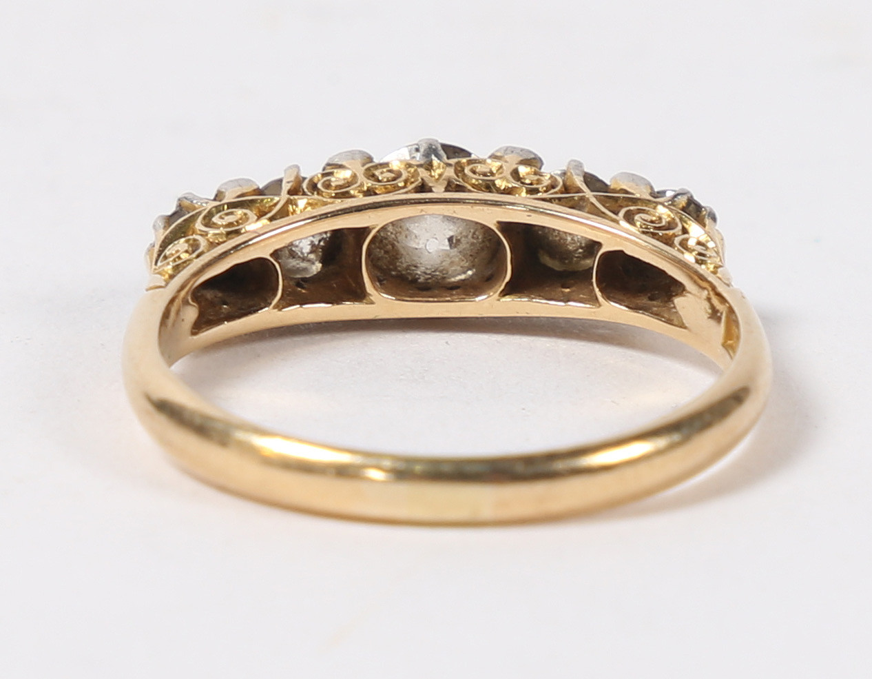 AN 18 CARAT GOLD AND DIAMOND RING. - Image 3 of 5