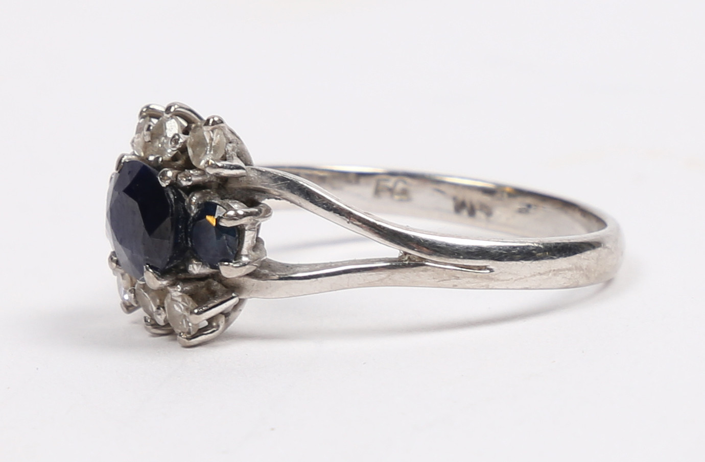 AN 18 CARAT WHITE GOLD SAPPHIRE AND DIAMOND RING. - Image 3 of 6