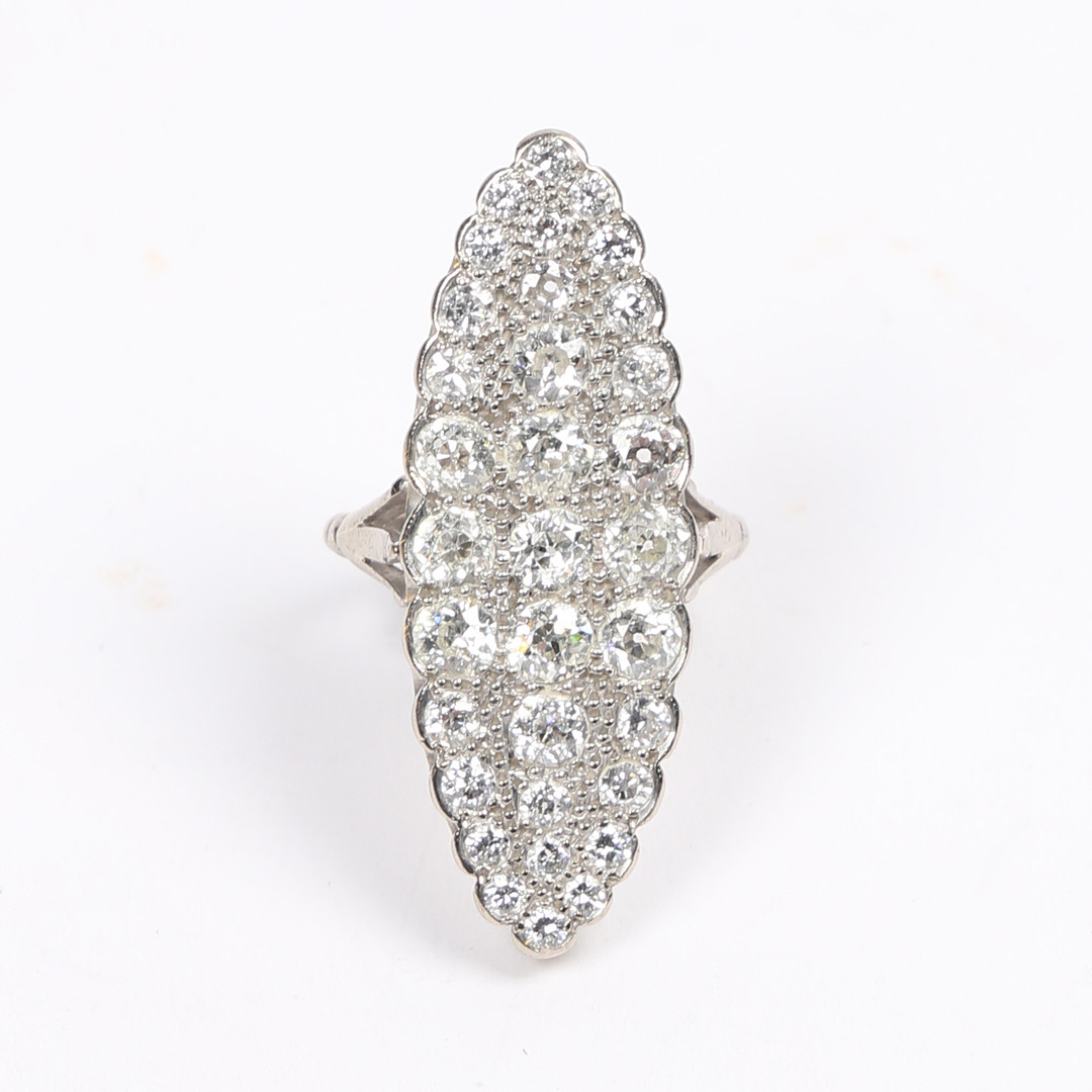 AN 18 CARAT WHITE GOLD AND DIAMOND RING.