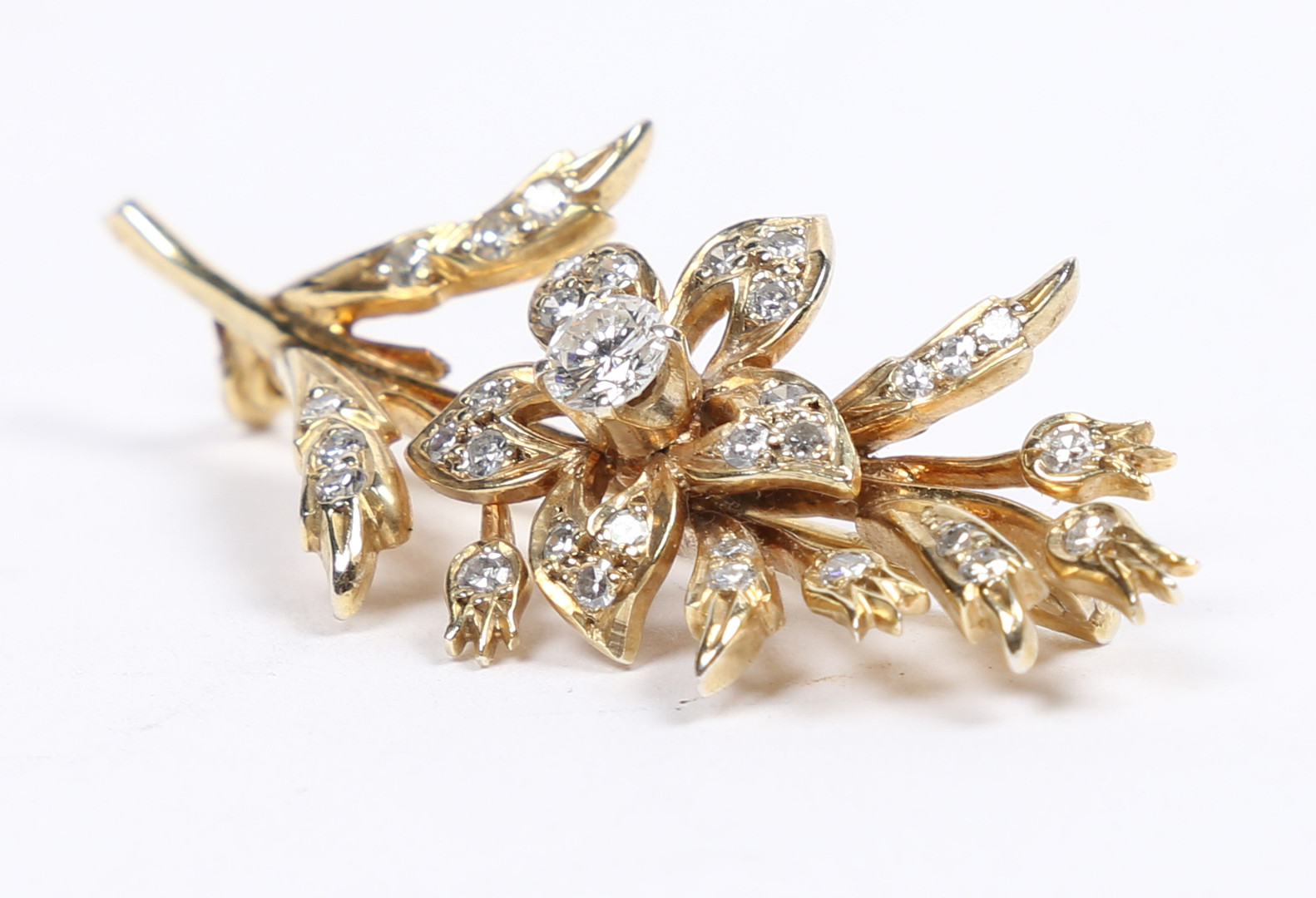 AN 18 CARAT GOLD AND DIAMOND BROOCH. - Image 4 of 5