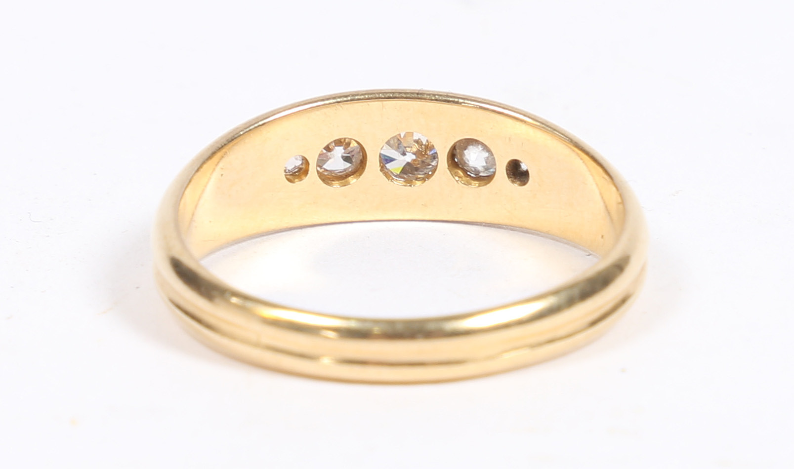 AN 18 CARAT GOLD AND DIAMOND RING. - Bild 3 aus 6