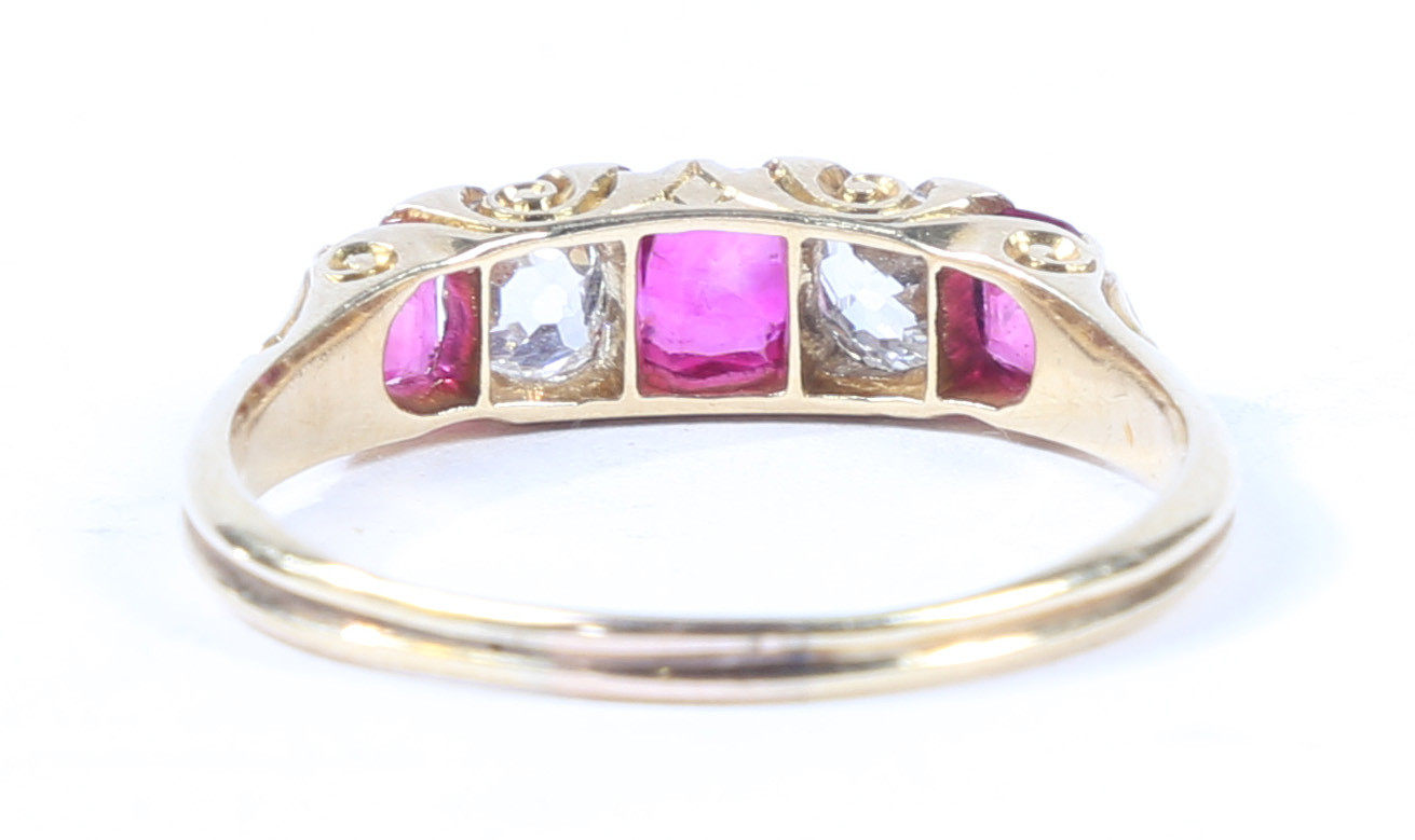 AN 18 CARAT GOLD, RUBY AND DIAMOND RING. - Bild 3 aus 6