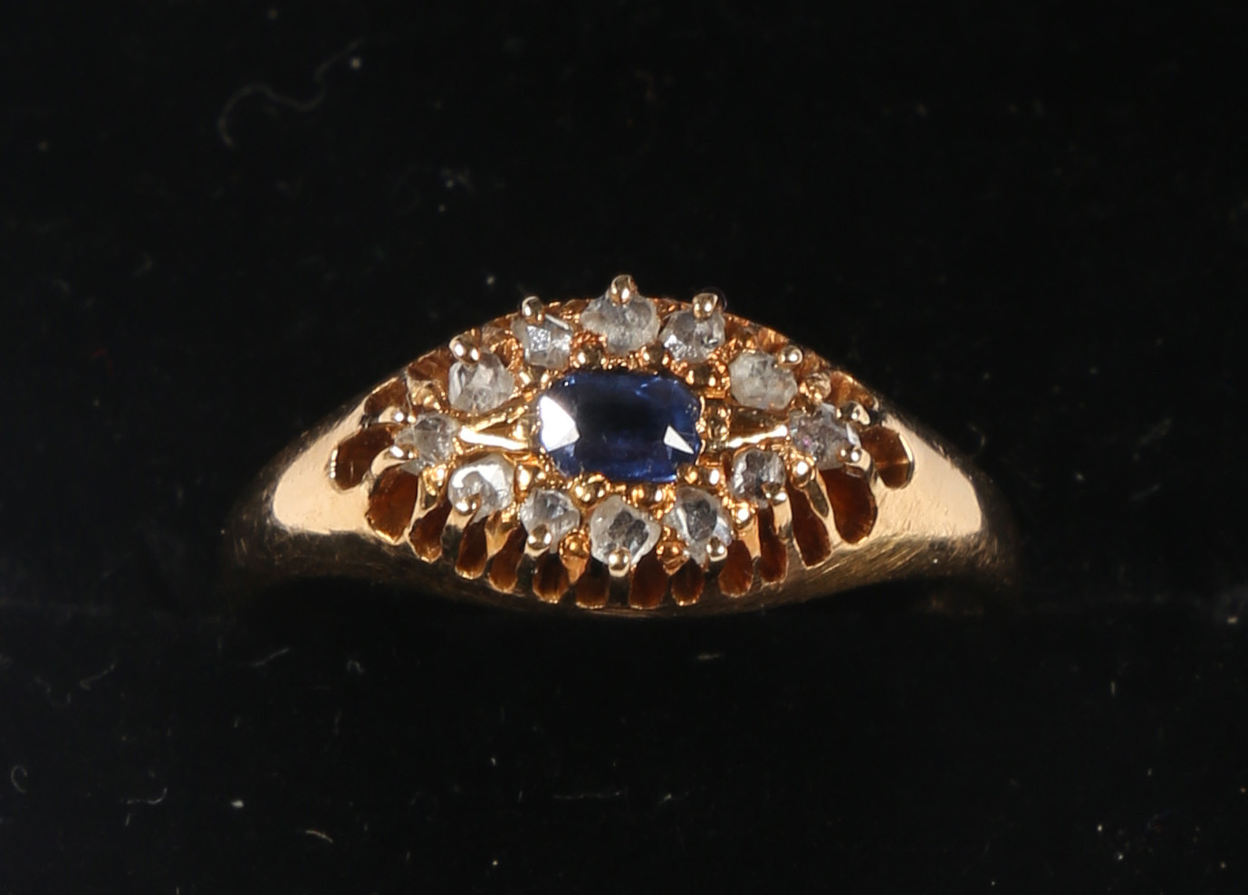 AN 18 CARAT GOLD SAPPHIRE AND DIAMOND RING. - Bild 2 aus 6