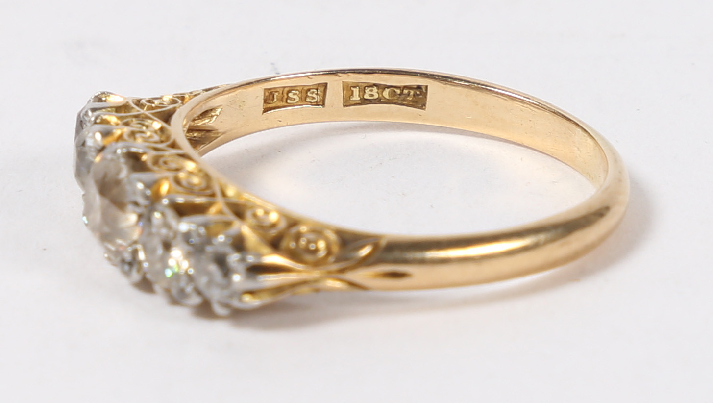 AN 18 CARAT GOLD AND DIAMOND RING. - Image 2 of 5