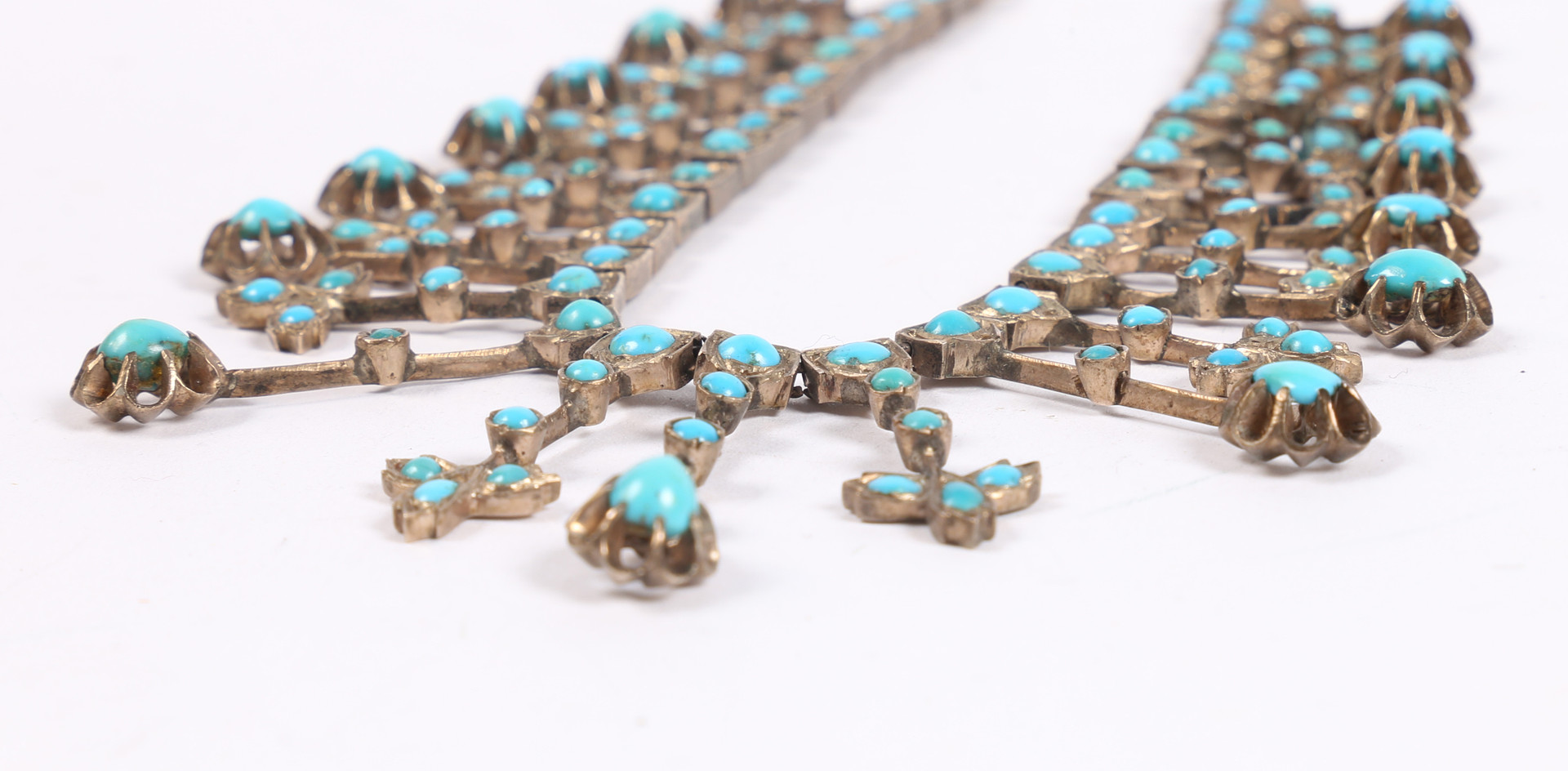 A WHITE METAL AND TURQUOISE NECKLACE. - Bild 5 aus 8