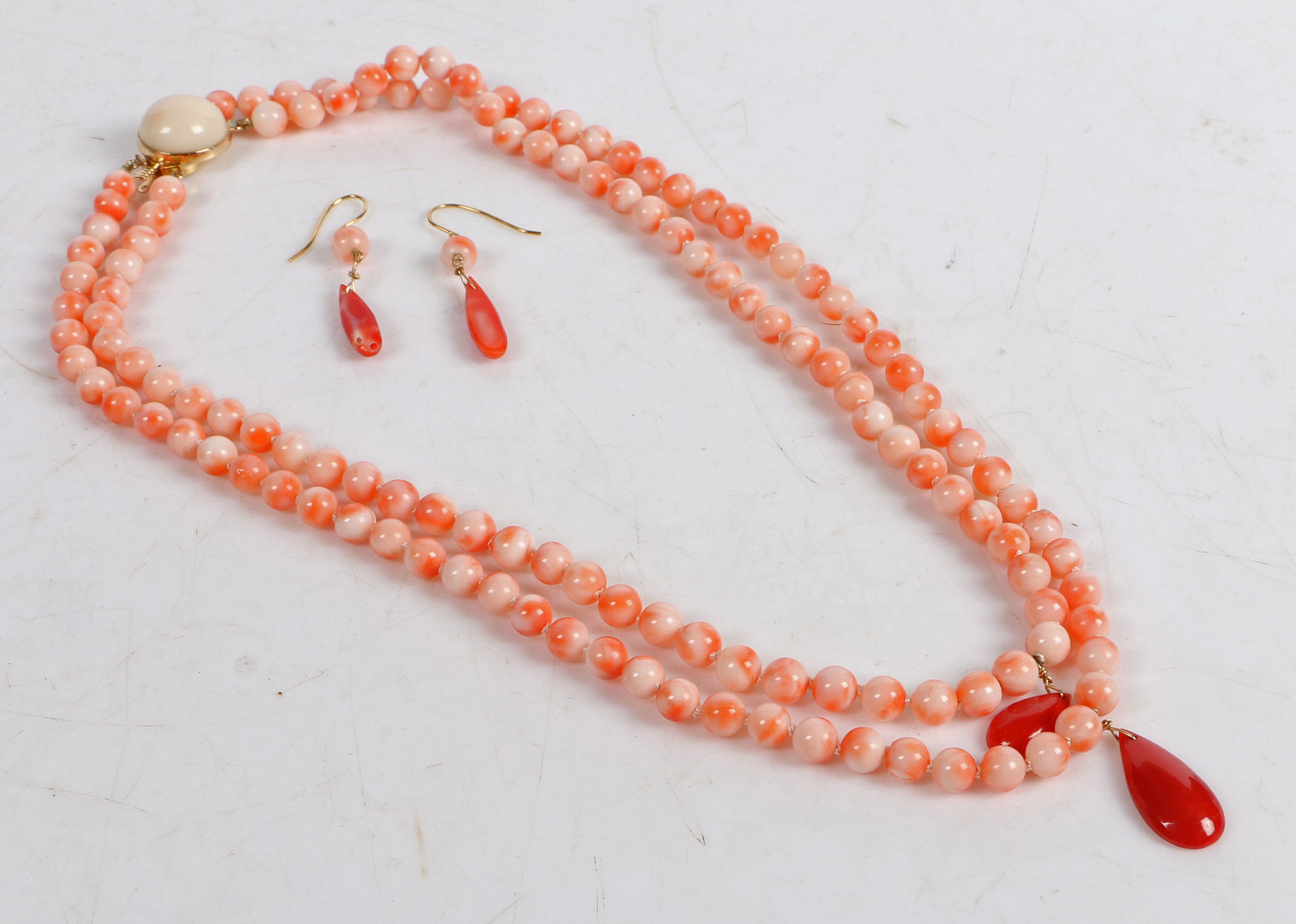 A CORAL BEAD NECKLACE AND PAIR OF EARRINGS.