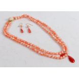 A CORAL BEAD NECKLACE AND PAIR OF EARRINGS.