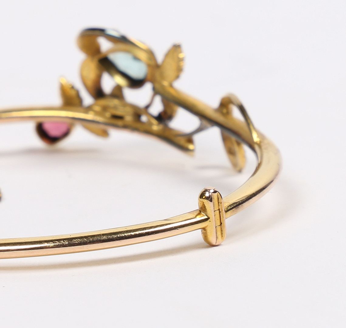 A VICTORIAN 15 CARAT GOLD, AQUAMARINE, GARNET AND PEARL BRACELET. - Image 5 of 6