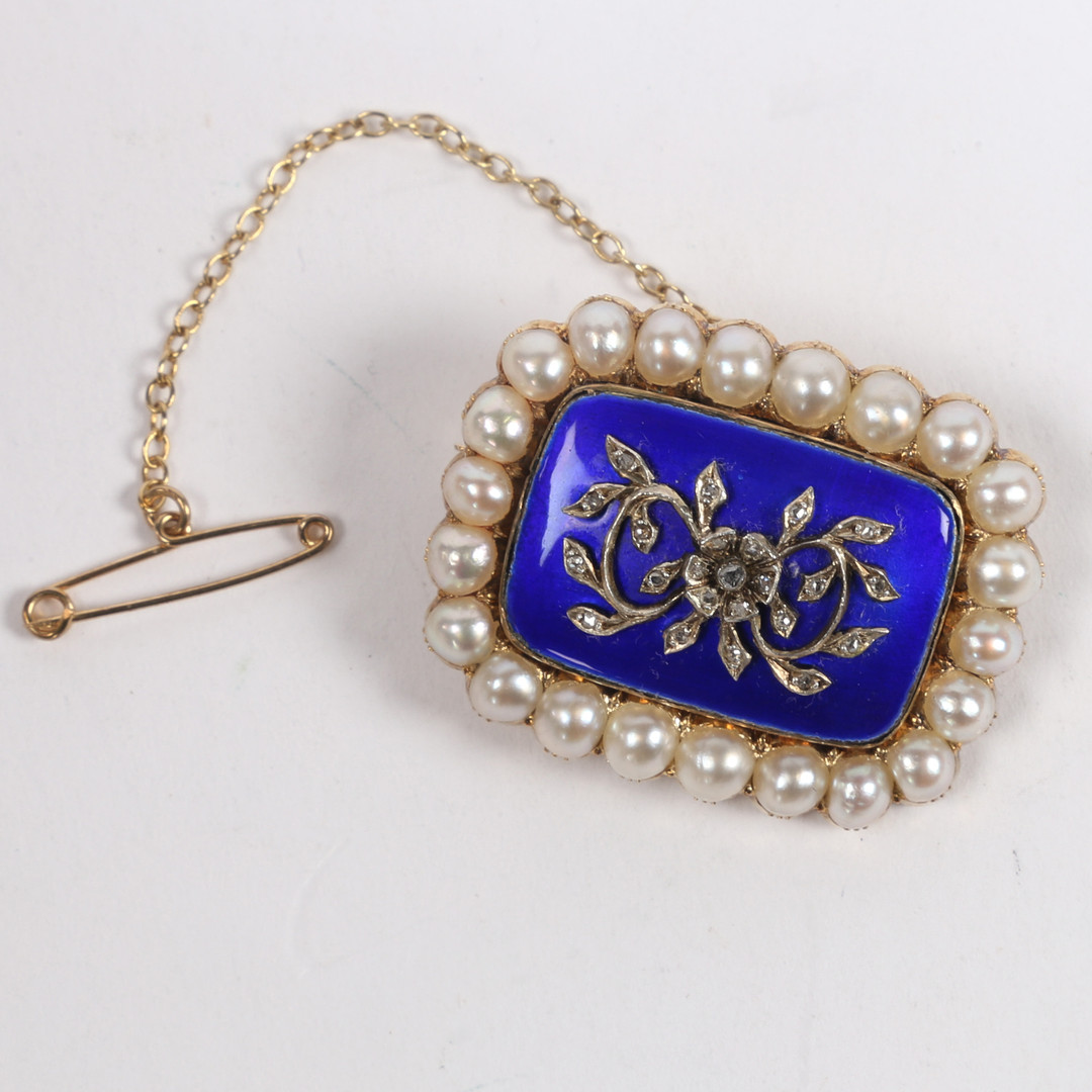 A VICTORIAN DIAMOND, PEARL AND BLUE ENAMEL MOURNING BROOCH. - Bild 3 aus 5