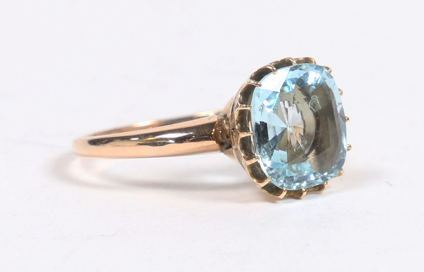 A 9 CARAT GOLD AND AQUAMARINE SOLITAIRE RING. - Image 4 of 5