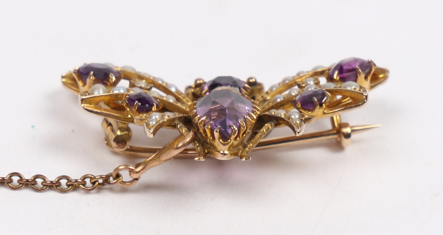 A 9 CARAT GOLD, AMETHYST AND SEED PEARL BUTTERFLY BROOCH. - Bild 3 aus 8