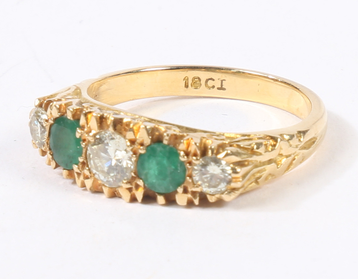 AN 18 CARAT GOLD, EMERALD AND DIAMOND RING. - Bild 2 aus 5