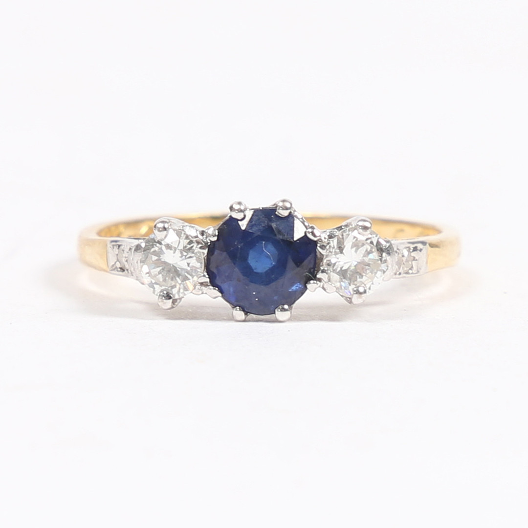 A YELLOW METAL, SAPPHIRE AND DIAMOND RING.