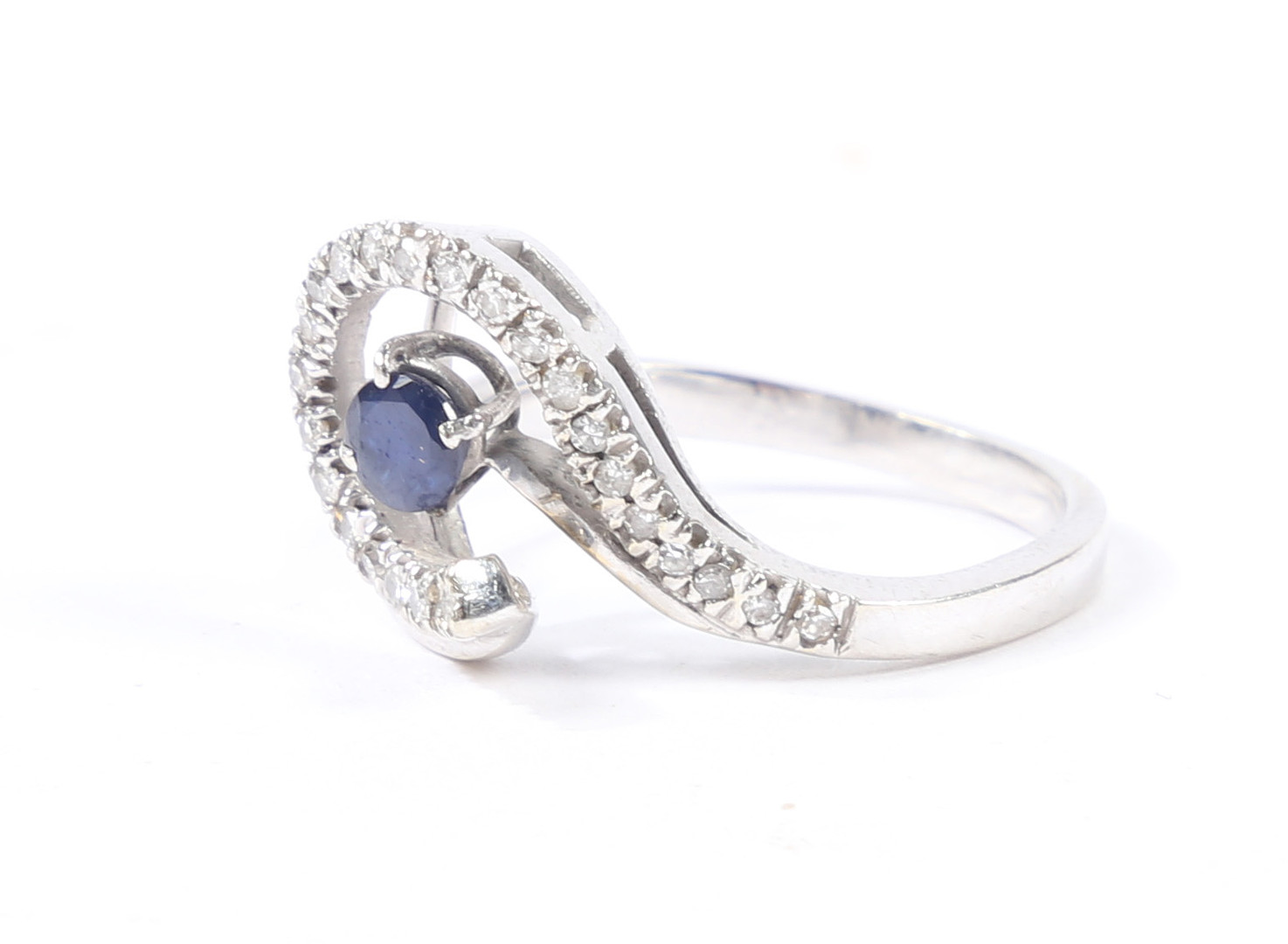 AN 18 CARAT GOLD, SAPPHIRE AND DIAMOND RING. - Bild 2 aus 5