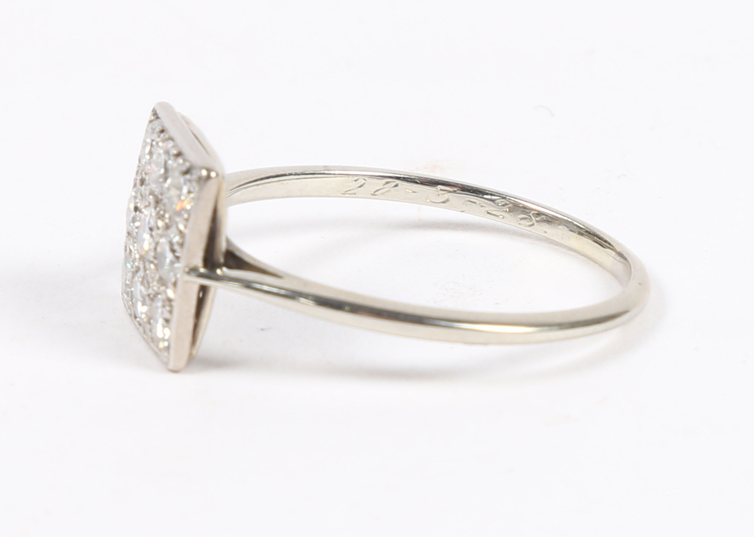 A PLATINUM AND DIAMOND RING. - Image 2 of 6