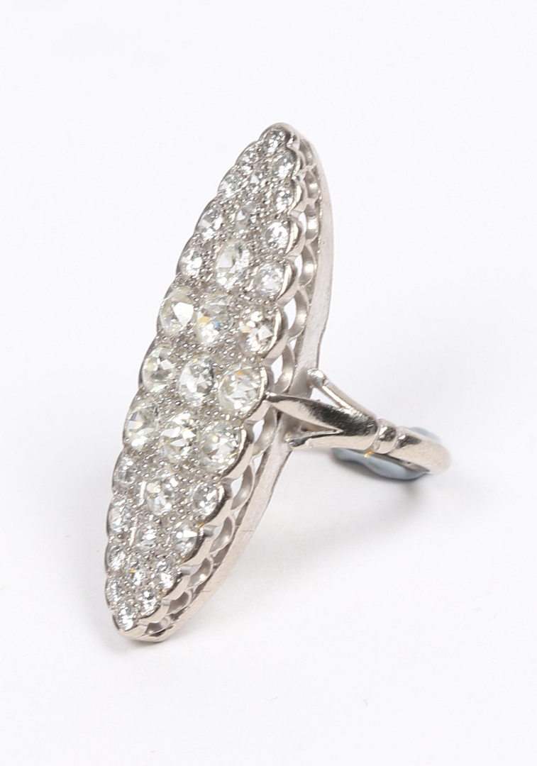 AN 18 CARAT WHITE GOLD AND DIAMOND RING. - Bild 4 aus 4