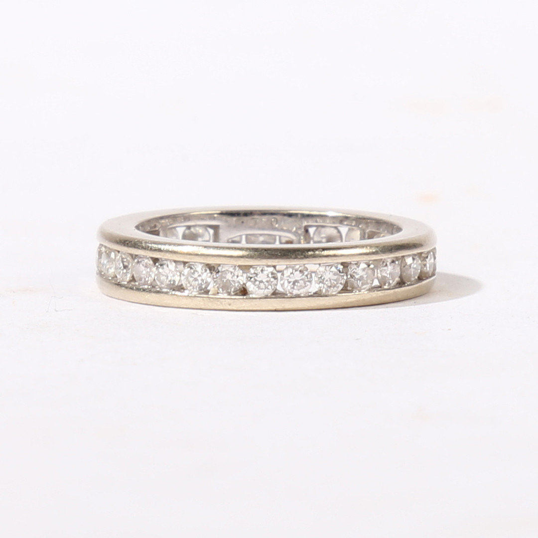AN 18 CARAT WHITE GOLD AND DIAMOND FULL ETERNITY RING.