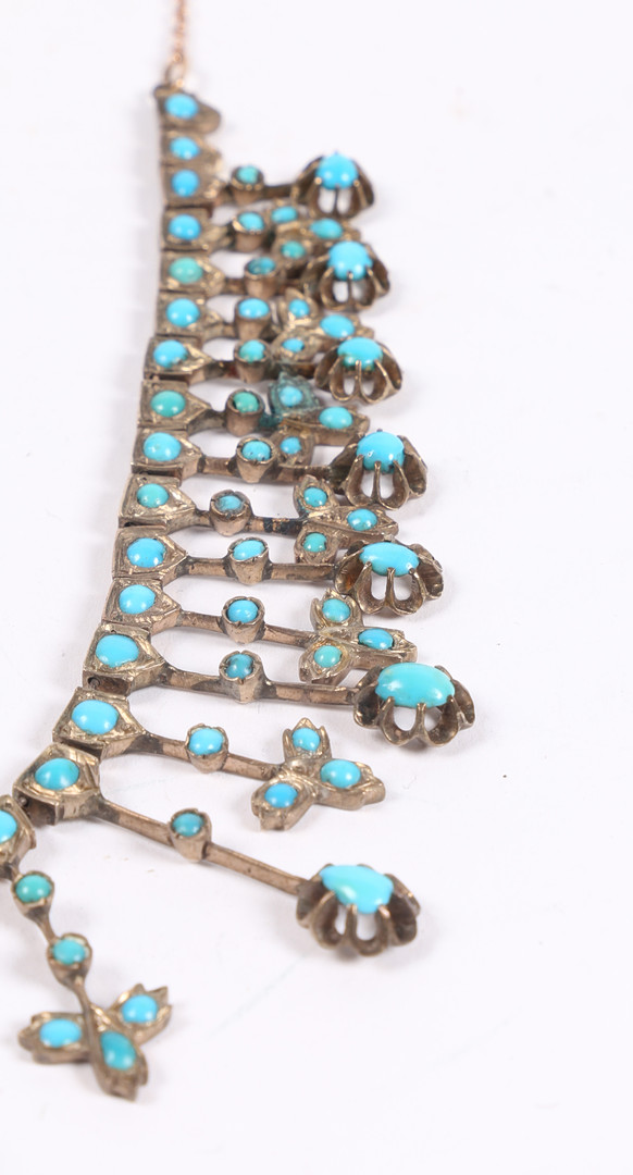 A WHITE METAL AND TURQUOISE NECKLACE. - Bild 6 aus 8