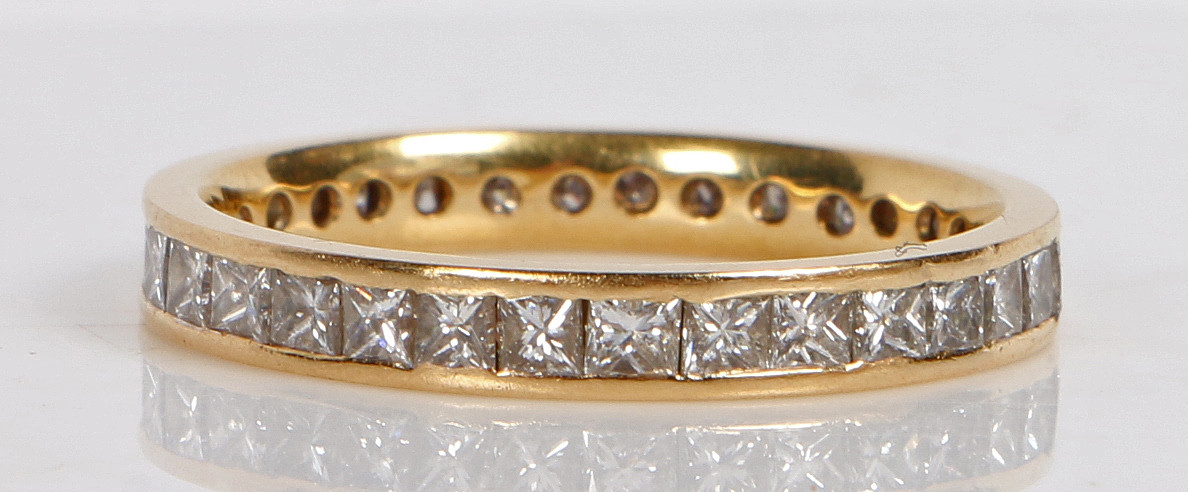 AN 18 CARAT GOLD AND DIAMOND ETERNITY RING.