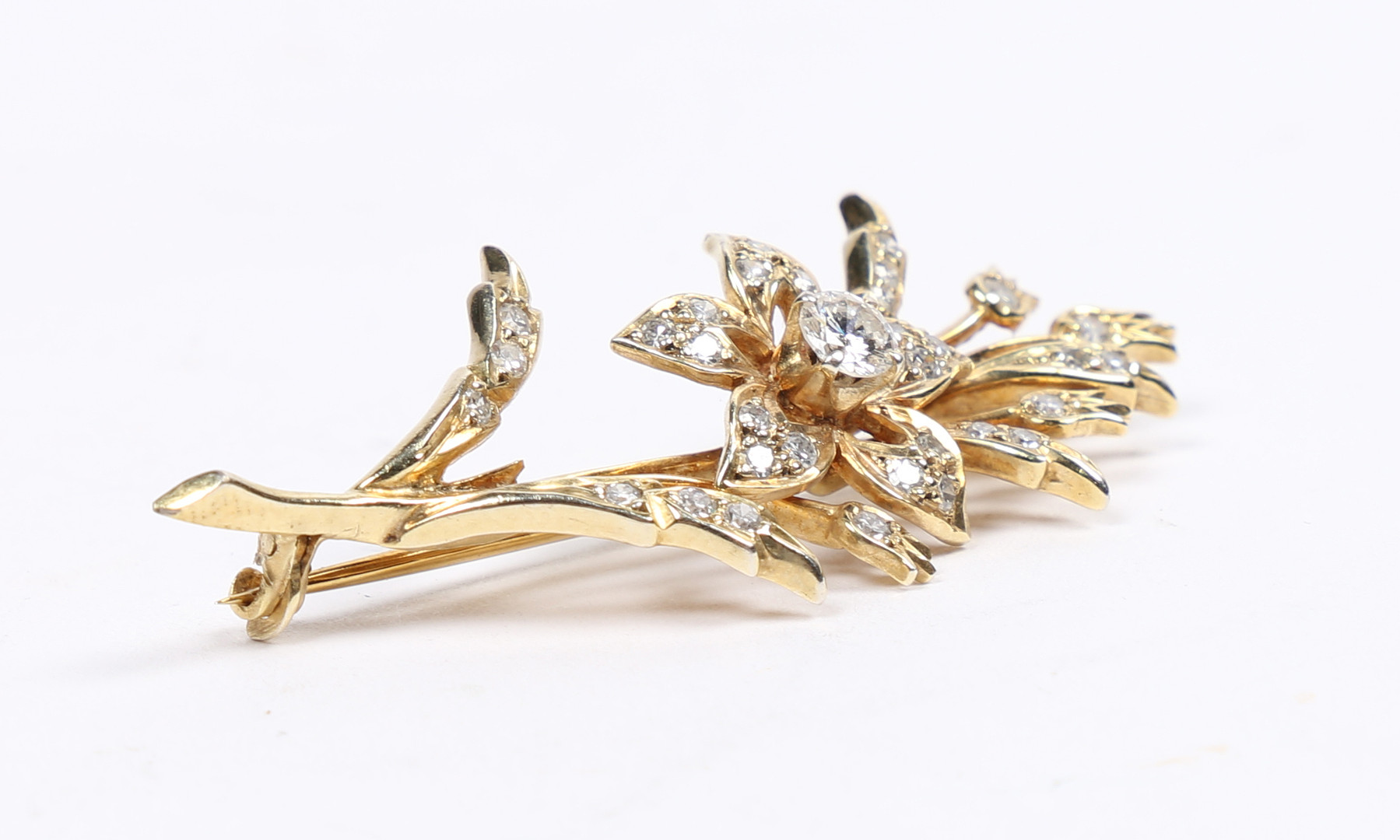 AN 18 CARAT GOLD AND DIAMOND BROOCH. - Image 3 of 5