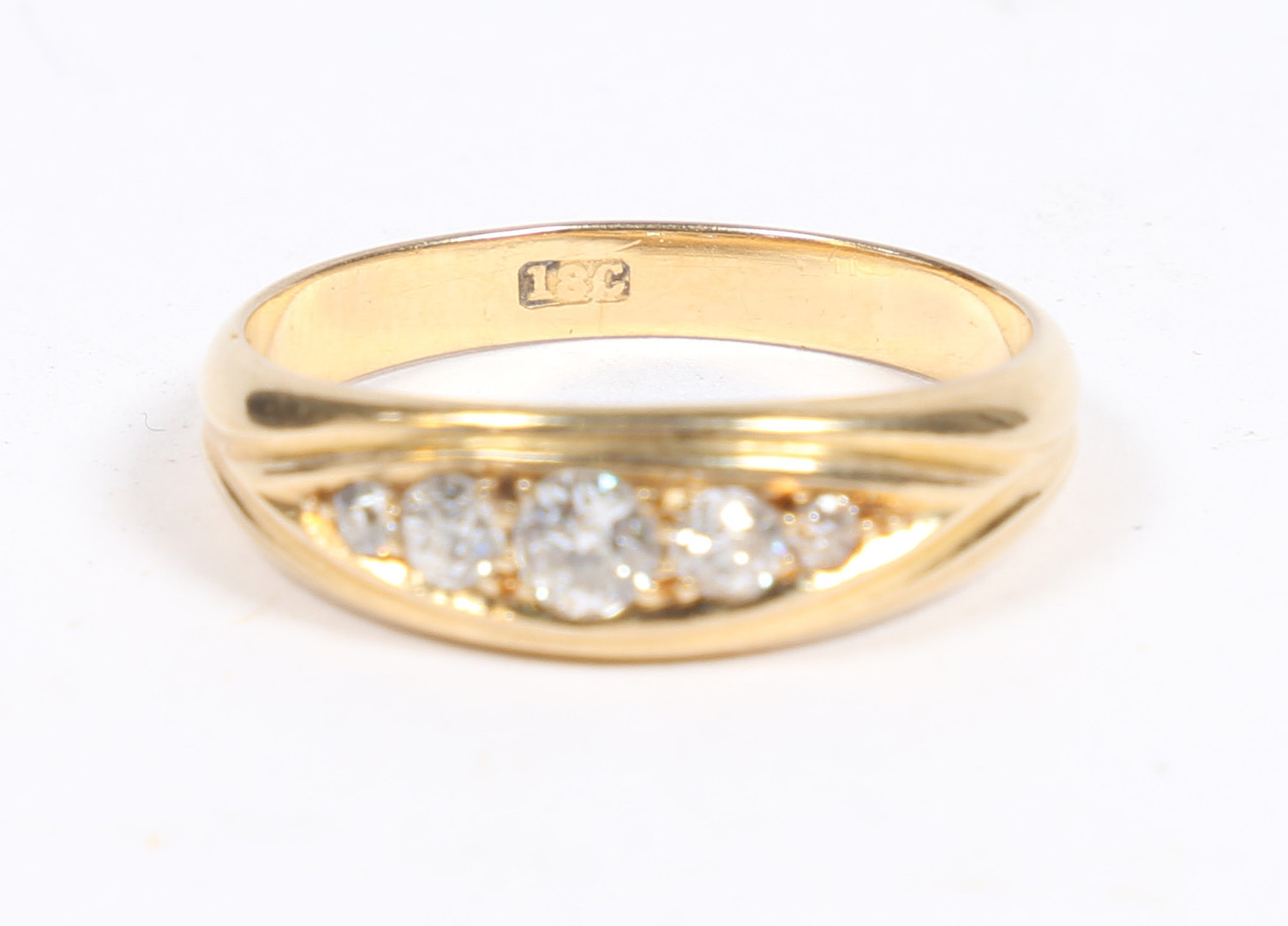 AN 18 CARAT GOLD AND DIAMOND RING. - Bild 2 aus 6