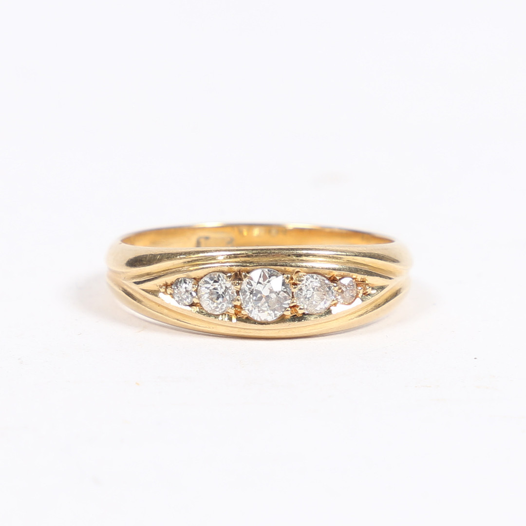 AN 18 CARAT GOLD AND DIAMOND RING.