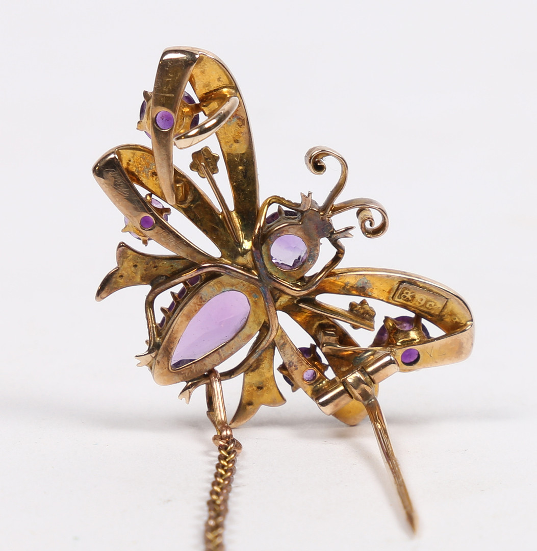 A 9 CARAT GOLD, AMETHYST AND SEED PEARL BUTTERFLY BROOCH. - Bild 6 aus 8
