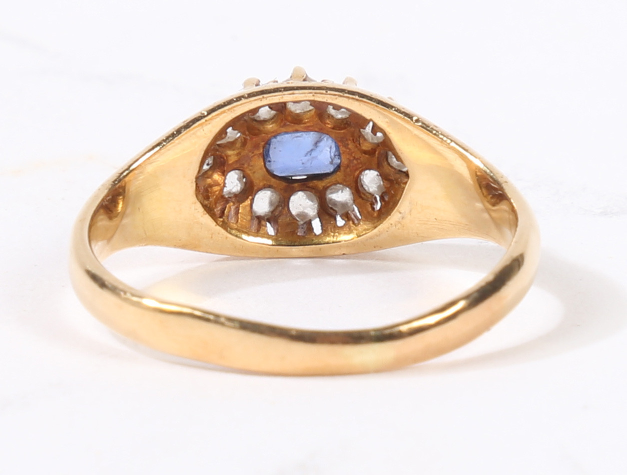 AN 18 CARAT GOLD SAPPHIRE AND DIAMOND RING. - Bild 5 aus 6