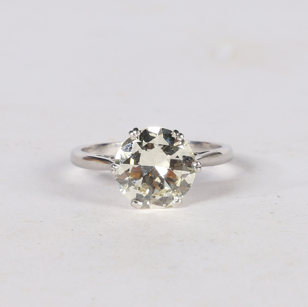 AN IMPRESSIVE DIAMOND AND PLATINUM SOLITAIRE RING. - Bild 2 aus 9