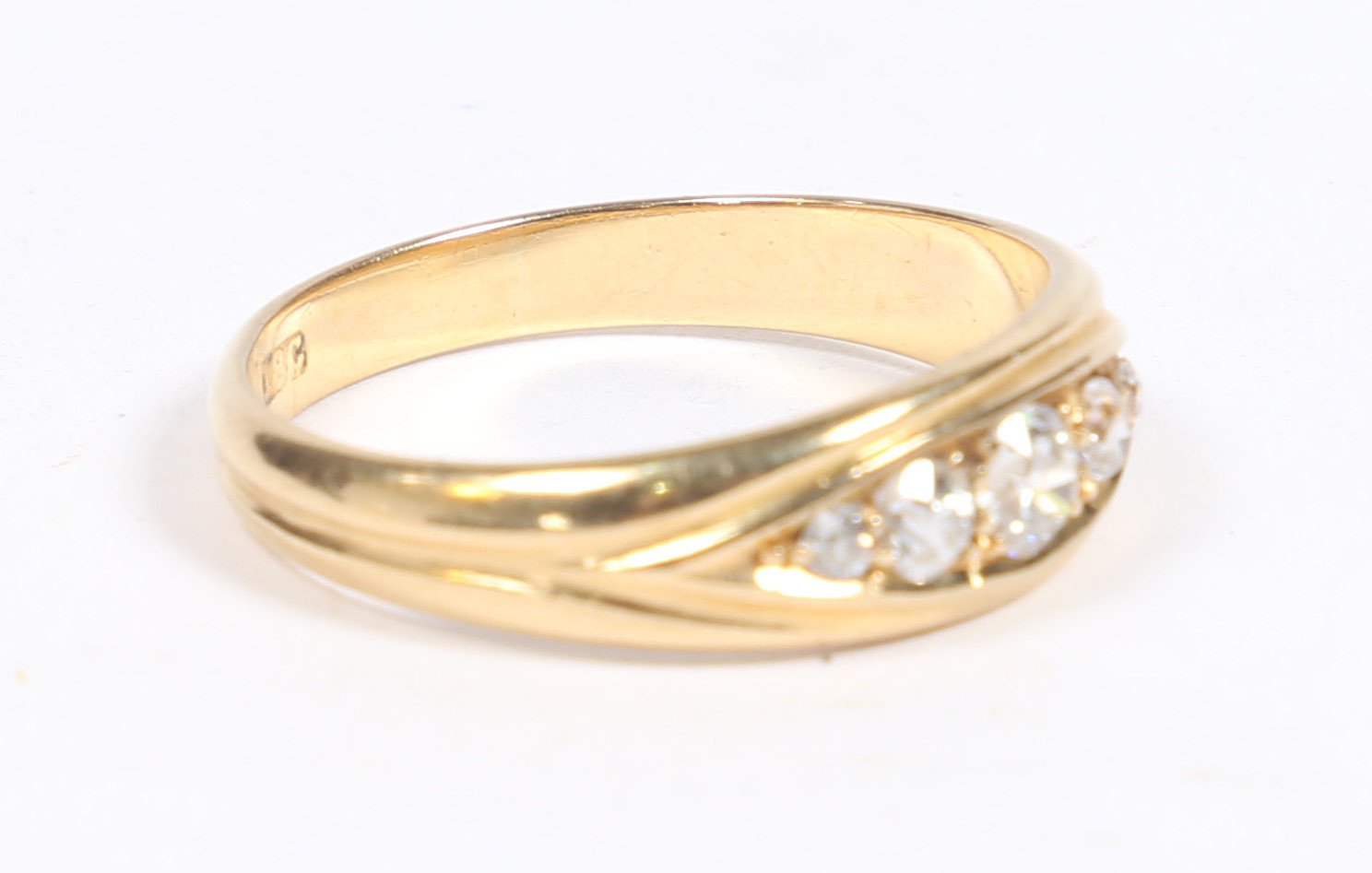 AN 18 CARAT GOLD AND DIAMOND RING. - Image 4 of 6
