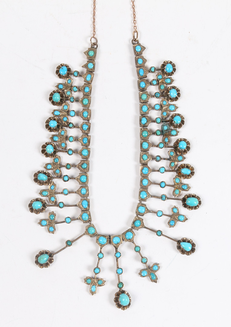 A WHITE METAL AND TURQUOISE NECKLACE. - Bild 2 aus 8