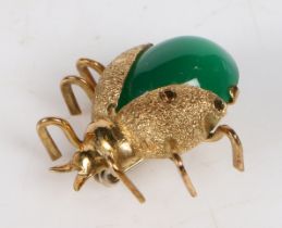 AN 18 CARAT GOLD AND GREEN PASTE LADYBIRD BROOCH.