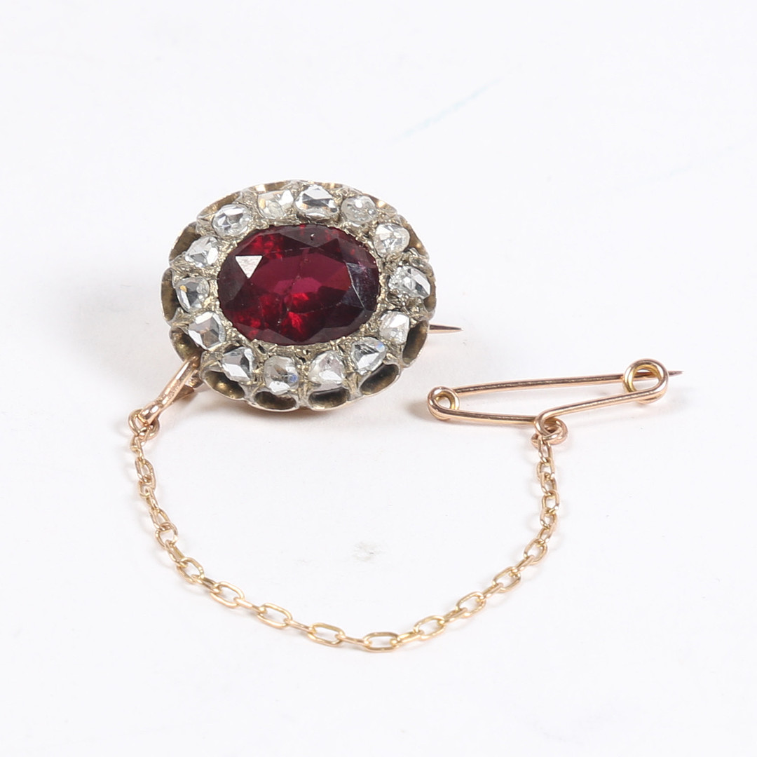 AN EDWARDIAN GARNET AND DIAMOND BROOCH.