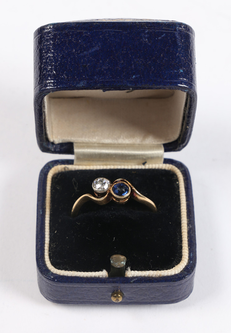 AN 18 CARAT GOLD, SAPPHIRE AND DIAMOND RING. - Bild 5 aus 5