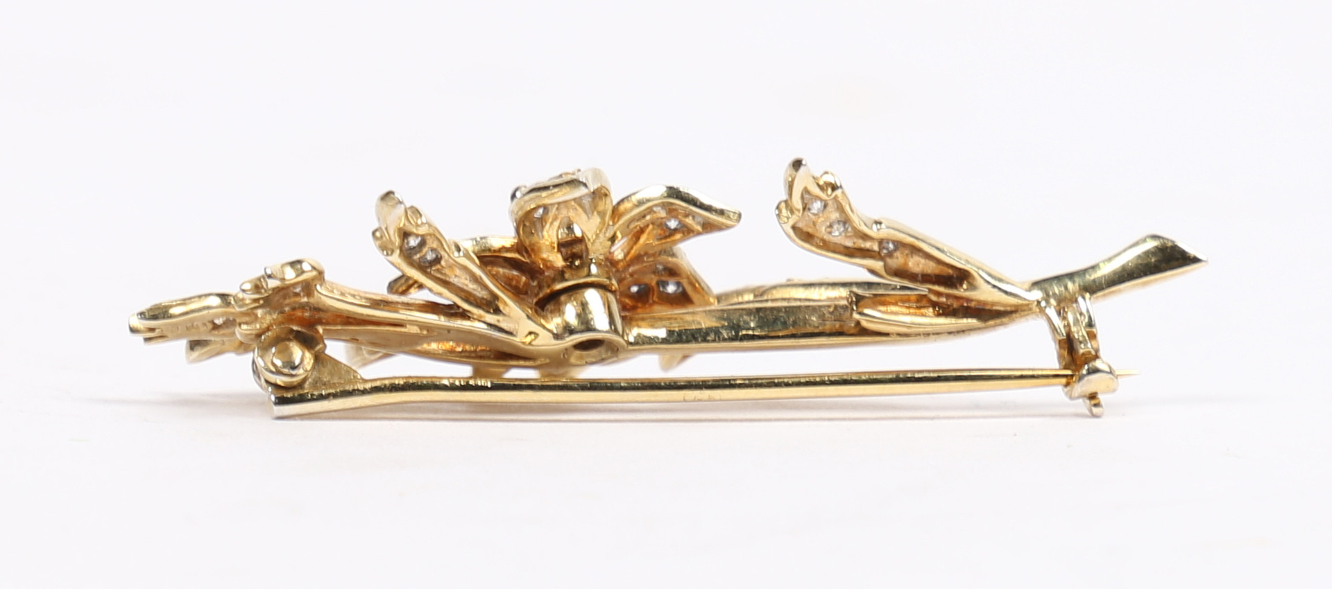 AN 18 CARAT GOLD AND DIAMOND BROOCH. - Image 2 of 5