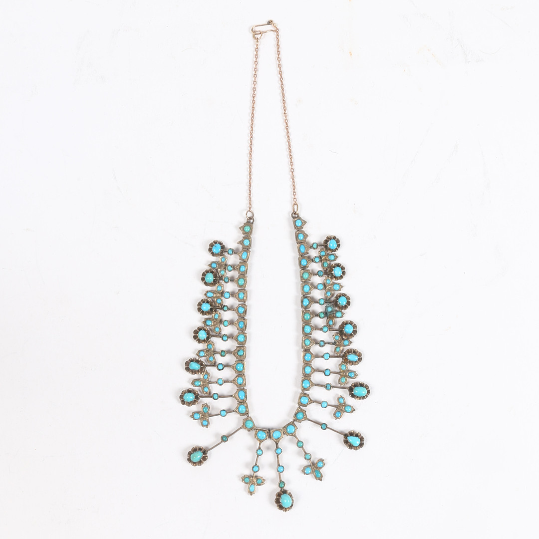 A WHITE METAL AND TURQUOISE NECKLACE.