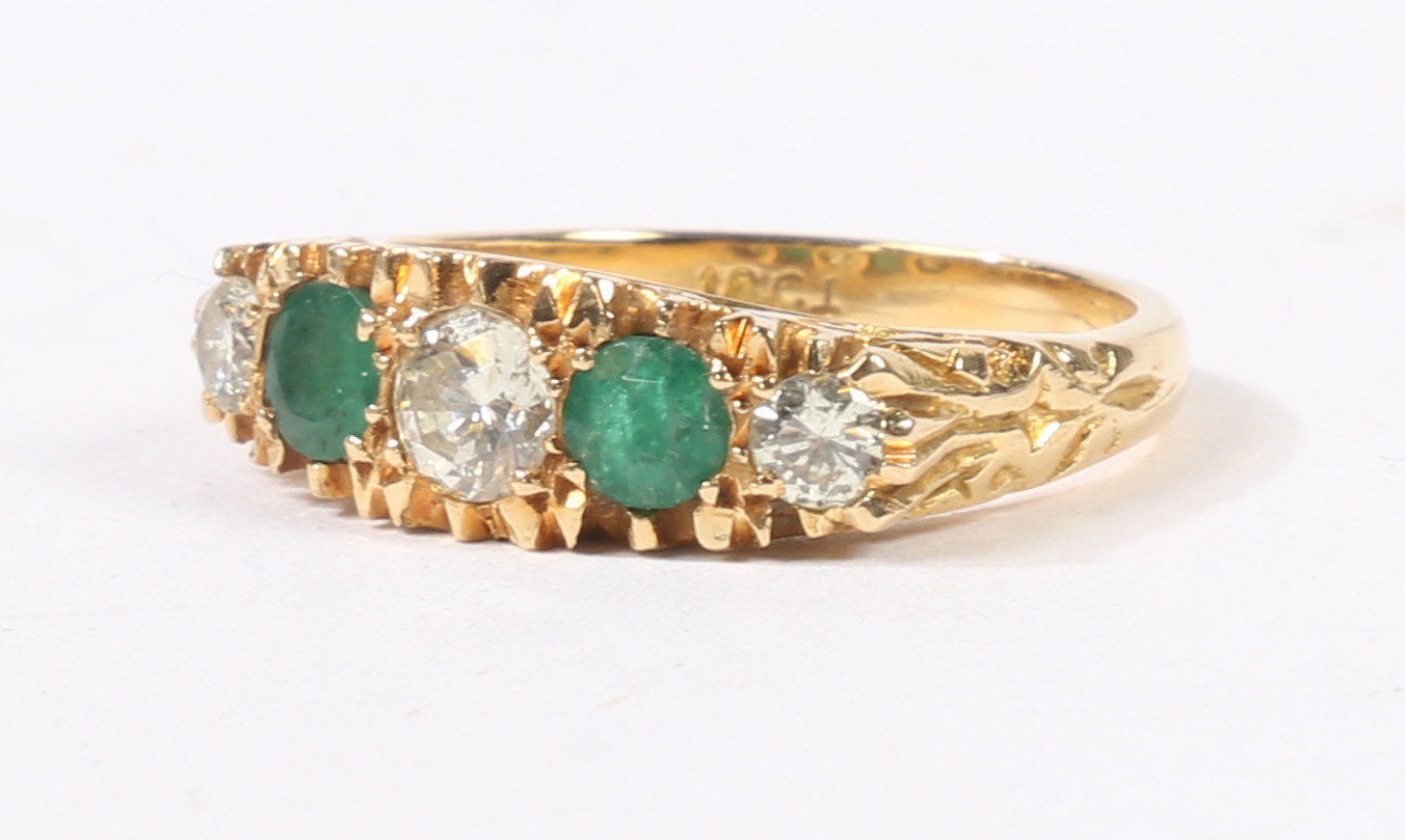 AN 18 CARAT GOLD, EMERALD AND DIAMOND RING. - Bild 3 aus 5