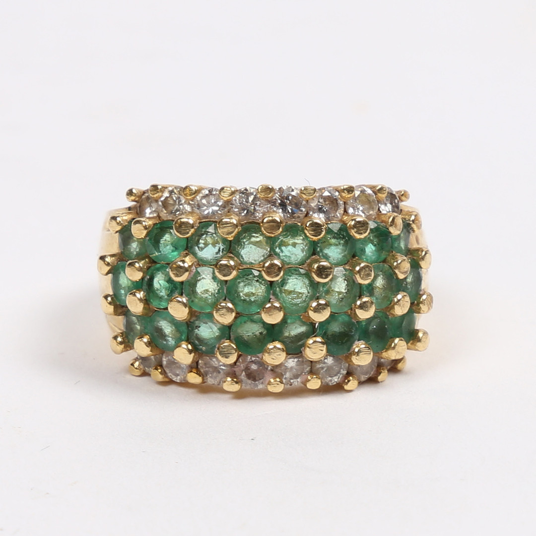 AN 18 CARAT GOLD, EMERALD AND DIAMOND RING.