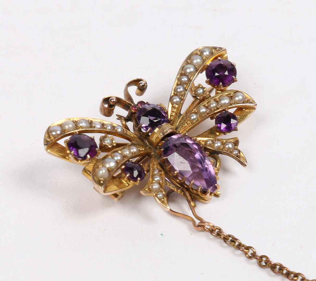 A 9 CARAT GOLD, AMETHYST AND SEED PEARL BUTTERFLY BROOCH. - Bild 4 aus 8