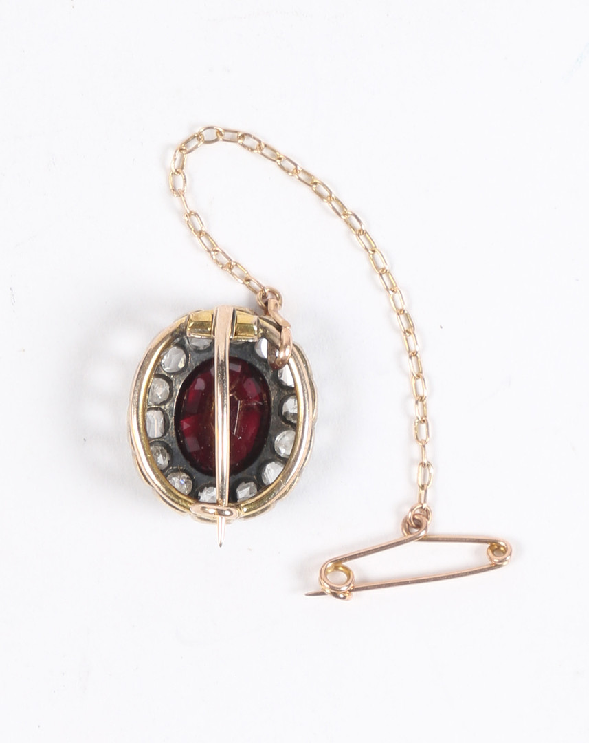 AN EDWARDIAN GARNET AND DIAMOND BROOCH. - Bild 3 aus 3