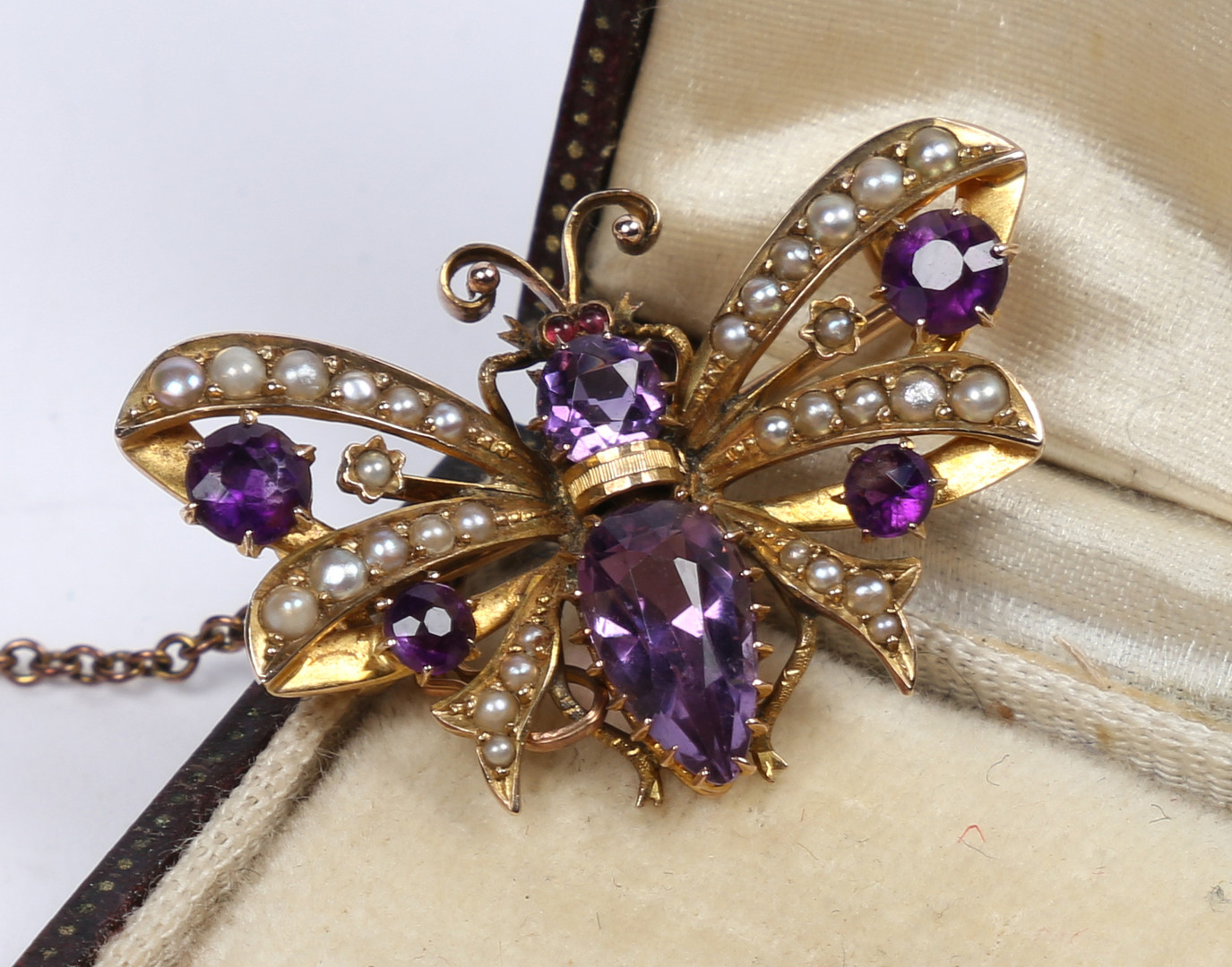 A 9 CARAT GOLD, AMETHYST AND SEED PEARL BUTTERFLY BROOCH. - Bild 8 aus 8